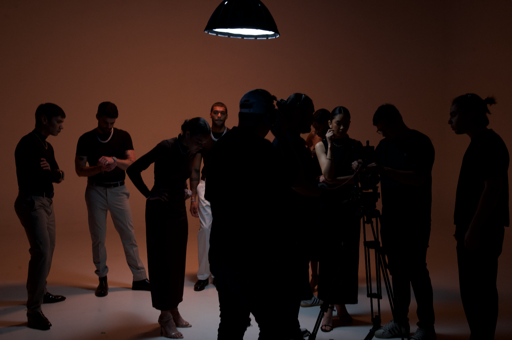 Produccion de moda con equipo en estudio.