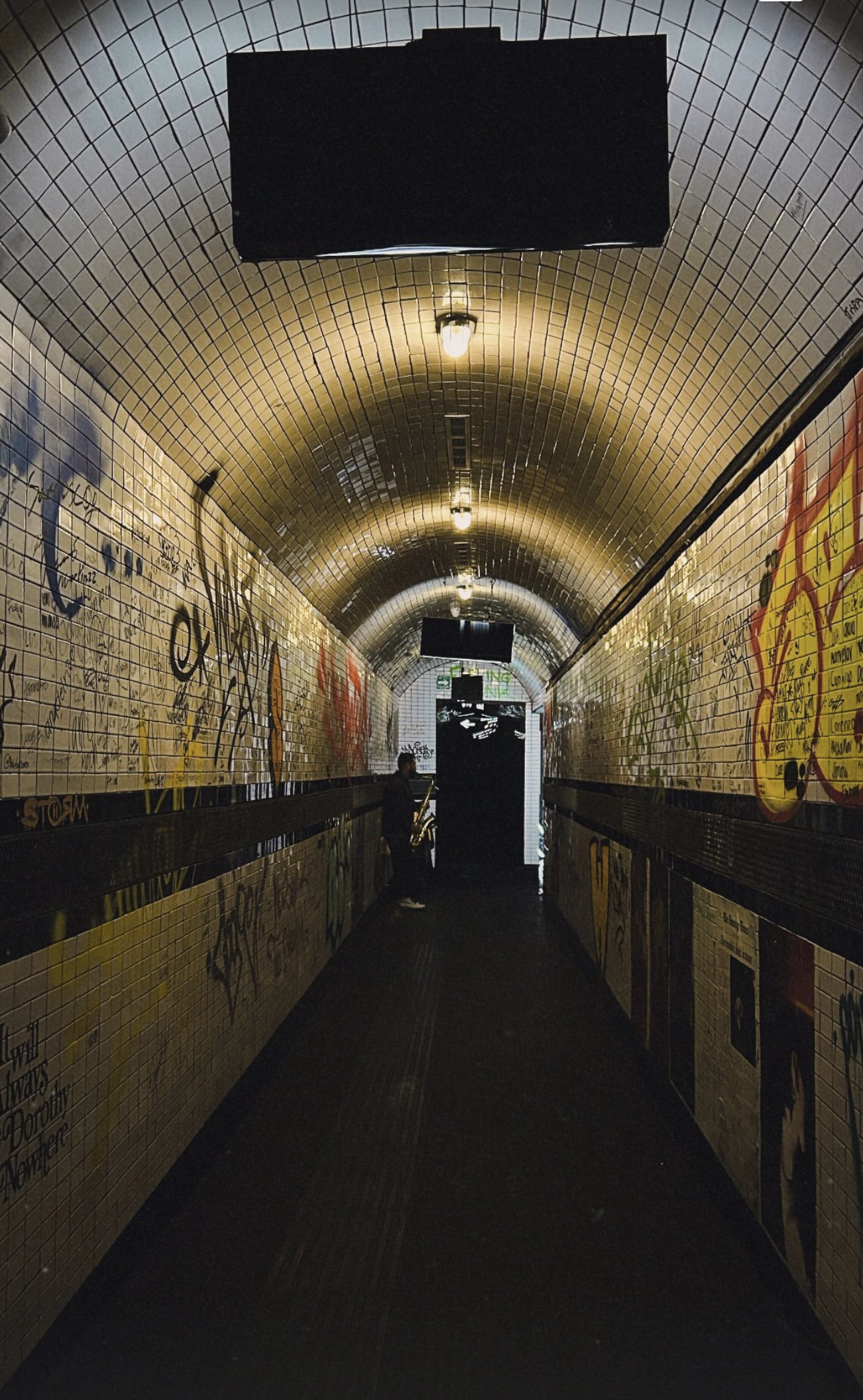 Tunel metro con iluminacion amarilla.